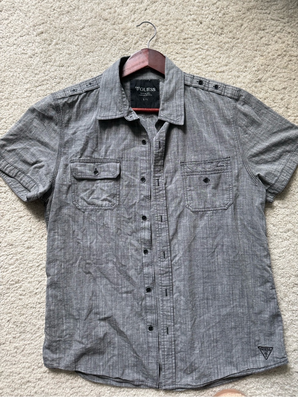 GUESS Men's Short Sleeve Button-Down Shirt in Gray Size L